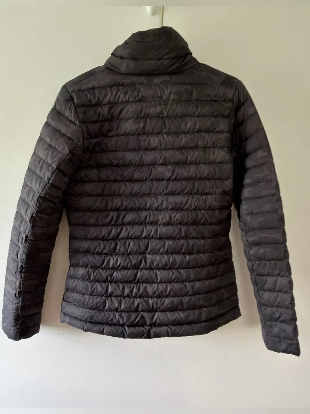 lululemon Pack It Down Puffer Jacket  Goose Down  Camo  W4B7AS Size 8 *No Hood